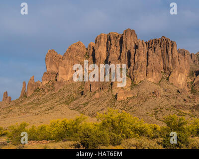 Aberglauben Berg vom Campingplatz Lost Dutchman State Park, Apache Junction, Arizona. Stockfoto