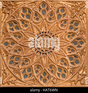 AVILA, Spanien, APRIL - 19, 2016: Die geschnitzte polychrome Rosette in der Kirche von Real Monasterio de Santo Tomas von unbekannten Künstler. Stockfoto