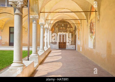 BRESCIA, Italien - 21. Mai 2016: Atrium der Kirche Chiesa del Santissimo Corpo di Cristo mit der Renaissance unter freiem Himmel. Stockfoto