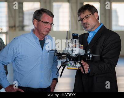 Air Force Research Lab Munition Direktion Dr. Rob Murphey zeigt US-Verteidigungsminister Ashton Carter ein Quadcopter während einer Tour von der Eglin Air Force Base, 17. November 2016 in der Nähe von Valparaiso, Florida. Stockfoto