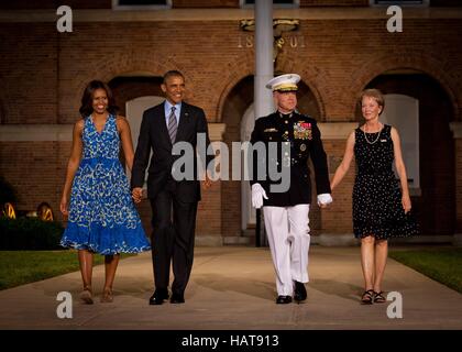 US-Präsident Barack Obama und First Lady Michelle Obama Fuß zum Abend Parade an der Marine Barracks Washington mit Marine Corps Kommandant James Amos und Marine Corps First Lady Bonnie Amos 27. Juni 2014 in Washington, DC. Stockfoto