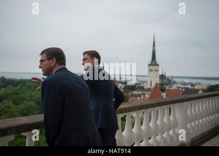 Estnische Ministerpräsident Taavi Roivas (rechts) zeigt US-Verteidigungsminister Ashton Carter den Blick vom Balkon im Stenbock House 23. Juni 2015 in Tallinn, Estland. Stockfoto