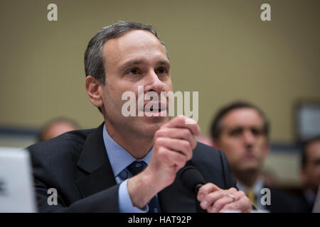 Interne Revenue Service (IRS) Kommissar John Koskinen bezeugt an im Haus Oversight and Government Reform Committee Anhörung auf dem Capitol Hill 26. März 2014 in Washington, DC. Stockfoto