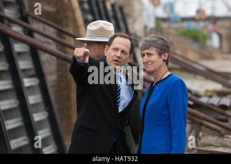 Bürgermeister von St. Louis Francis Slay und US Minister fuer dem inneren Sally Jewell tour ein Bauprojekt an der Basis der Gateway Arch in St. Louis, Missouri 13. Mai 2014. Stockfoto