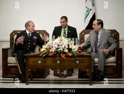 US Joint Chiefs Of Staff Vorsitzender Martin Dempsey (links) trifft sich mit der irakische Ministerpräsident Nouri al-Maliki (rechts) 21. August 2012 in Bagdad, Irak. Stockfoto