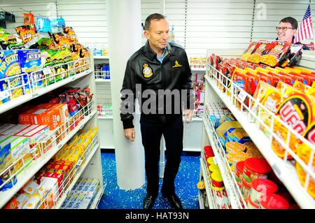 Australischer Premierminister Tony Abbott Touren Ship Shop an Bord Befehls USN Blue-Ridge-Klasse Schiff USS Blue Ridge während einer Tour vor dem Training Talisman Saber 3. Juli 2015 in Sydney, Australien. Stockfoto