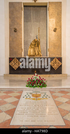 BRESCIA, Italien - 22. Mai 2016: Die Statue des Denkmals von Papst Paul VI. von Bresicia (Giovani Battista Montini) in Duomo Nuovo von Lello Scorzelli Stockfoto