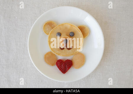 Bären halten Liebe Herz Pancake-Frühstück, Spaß Valentines Essen Kunst für Kinder Stockfoto