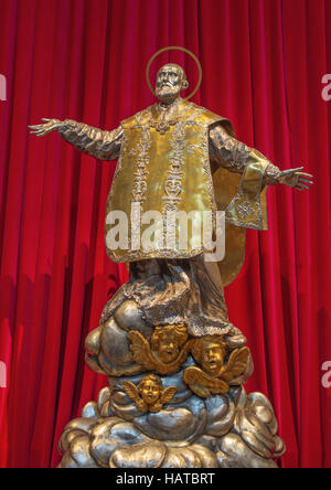 BRESCIA, Italien - 22. Mai 2016: Der Metall-Statue von Filip Neri in Kirche Chiesa di Santa Maria della Pace von unbekannten Künstler. Stockfoto