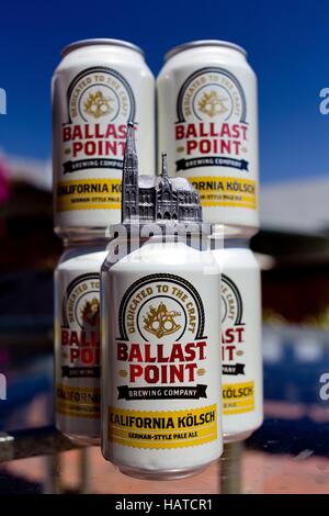 Dosen mit Kalifornien Kölsch, gebraut von der Ballast Point Brewing Company, einer kleinen Brauerei in San Diego, mit Kölner Dom Souvenir Gebäude, im September 2016. | weltweite Nutzung Stockfoto