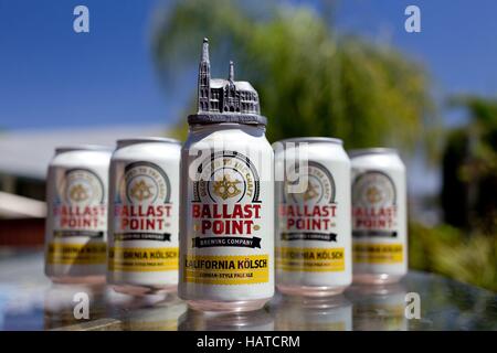 Dosen mit Kalifornien Kölsch, gebraut von der Ballast Point Brewing Company, einer kleinen Brauerei in San Diego, mit Kölner Dom Souvenir Gebäude, im September 2016. | weltweite Nutzung Stockfoto