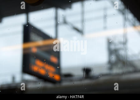 Verregneten Ankunft / Abreise Stockfoto