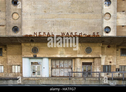 Verlassenen Lagerhaus auf Mare Island, in der Nähe von Vallejo California. Stockfoto