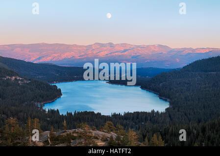 Ein "Super-Mond" steigen über Donner Lake, in den Bergen der Sierra von Kalifornien am 13. November 2016. Stockfoto