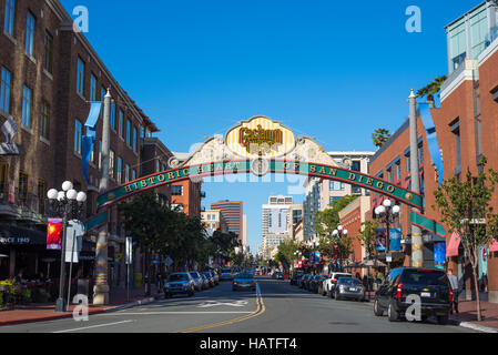 Gaslamp Quarter Zeichen/Festzelt. Die Innenstadt von San Diego, Kalifornien, USA.  Standpunkt sucht auf der 5th Avenue. Stockfoto