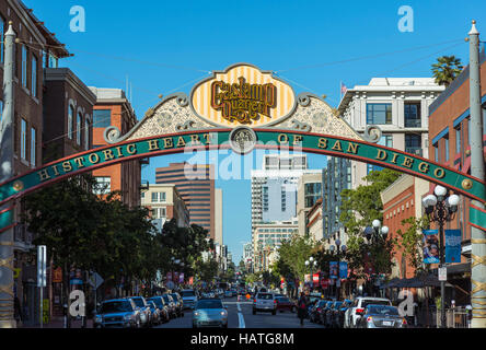 Gaslamp Quarter Zeichen/Festzelt. Die Innenstadt von San Diego, Kalifornien, USA. Standpunkt sucht auf der 5th Avenue. Stockfoto