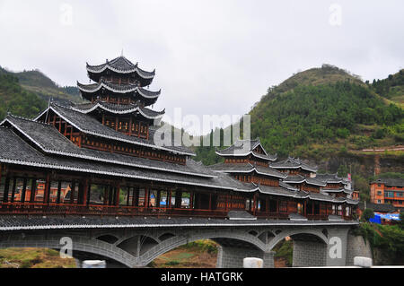 Die Dong Tempel sind oft ein Teil der "überdachten" Brücken in Guizhou Provinz in China bietet einen interessanten Einblick in Kultur. Stockfoto