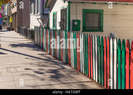 Häuser mit hölzernen Zäune lackiert in den Farben der italienischen Flagge. Little Italy, San Diego, Kalifornien. Stockfoto