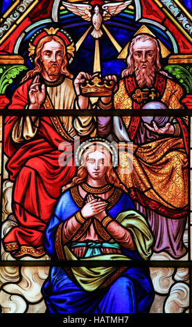 Kirchlichen Glasfenster in der Kirche von Bariloche, Argentinien, Darstellung der Krönung der Mutter Mary von der Heiligsten Dreifaltigkeit Stockfoto
