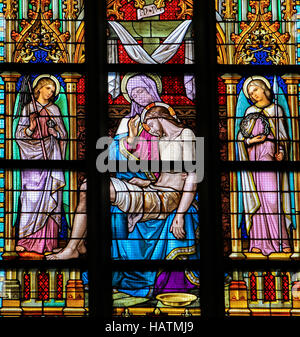 Pieta - Glasfenster in Den Bosch Kathedrale, Nord-Brabant, Darstellung Jesu Christi auf dem Schoß seiner Mutter Maria. Stockfoto