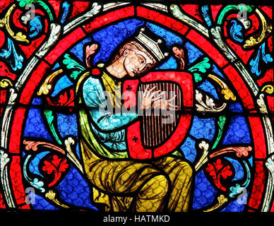 Glasfenster in der Kathedrale Notre Dame in Paris, Darstellung König David auf seiner Harfe zu spielen. Stockfoto