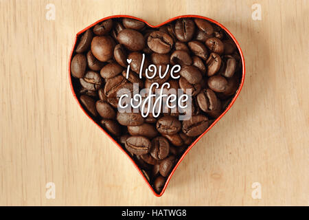 Kaffeebohnen in ein Herz geformt Ausstecher Stockfoto