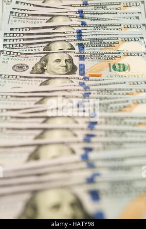 Viele hundert-Dollar-Bargeld Banknoten auf Fläche verteilt Stockfoto