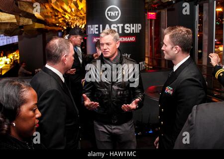 TNT-TV-show The Last Ship Schauspieler Eric Dane (Mitte) Gespräche mit U.S. Marine Büro der Informationen Osten Regisseur Corey Barker (links) während der NBA All-Star-game-Party bei Clyde Frazier Wine and Dine Restaurant Februar 15, 2015 in New York City, New York. Stockfoto