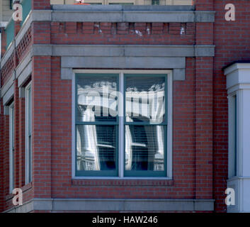 Ein Fenster in ein anderes Fenster reflektiert Stockfoto