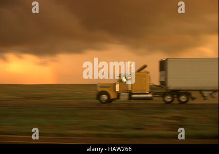 LKW auf i-70 als Sommer Sturm Ansätze Stockfoto