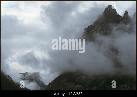 Niedrige Wolken in Bergen im Grand Teton National Park Stockfoto