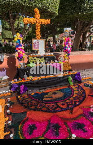 Ein Altar als ein Ofrenda bekannt für tot Festivaltag am Jardin Principal in San Miguel de Allende, Guanajuato, Mexiko eingerichtet. Die einwöchigen Feier ist eine Zeit, als Mexikaner willkommen die Toten zurück für einen Besuch der Erde und das Leben feiern. Stockfoto