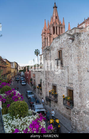 Blick auf La Parroquia de San Miguel Arcangel Kirche und Cuna de Allende Straße in San Miguel de Allende, Guanajuato, Mexiko. Stockfoto