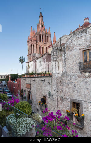 Blick auf La Parroquia de San Miguel Arcangel Kirche und Cuna de Allende Straße in San Miguel de Allende, Guanajuato, Mexiko. Stockfoto