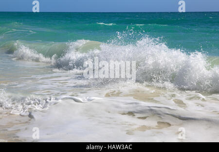 Wellen des karibischen Meeres. Playa Los Cocos. Cayo Largo. Kuba. Stockfoto