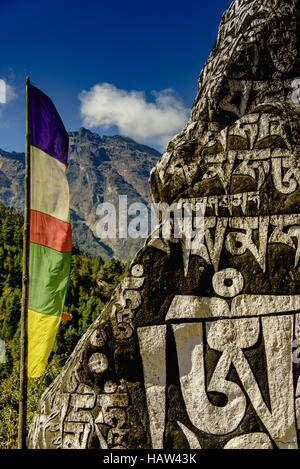 Bunte Flagge & buddhistische Steinskulpturen reisende Glück wünschen En-route nach phakding, auf dem Everest Base Camp Trek Stockfoto