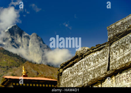 Buddhistische Steinskulpturen reisende Glück wünschen En-route nach phakding, auf dem Everest Base Camp Trek Stockfoto