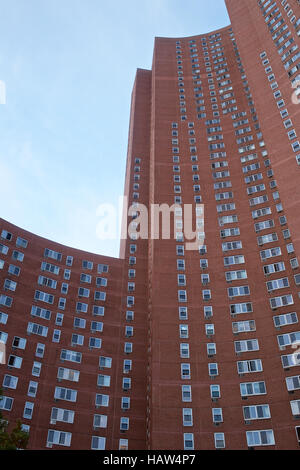 Blick auf Konfuzius Plaza Apartments Turm in Chinatown Manhattan, New York, NY, USA. Stockfoto