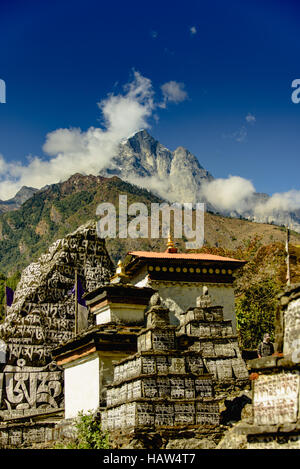 En-route nach phakding, einige Heilige geschnitzte Steine reisende Glück zu wünschen. Stockfoto