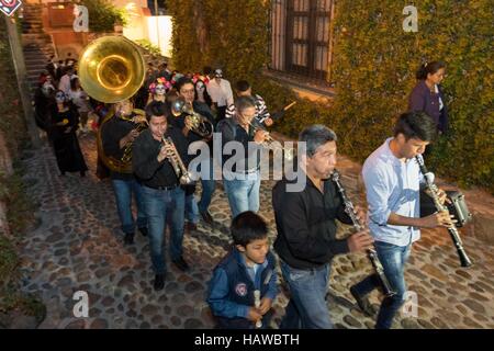 Eine Blaskapelle führt einen Tag der Toten Festzug durch die Altstadt in San Miguel de Allende, Guanajuato, Mexiko. Die einwöchigen Feier ist eine Zeit, als Mexikaner willkommen die Toten zurück für einen Besuch der Erde und das Leben feiern. Stockfoto