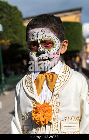 Ein kleiner Junge gekleidet als Mariachi Skelett für Tag von den Toten Festival in San Miguel de Allende, Guanajuato, Mexiko. Die einwöchigen Feier ist eine Zeit, als Mexikaner willkommen die Toten zurück für einen Besuch der Erde und das Leben feiern. Stockfoto