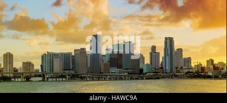 Panorama der Innenstadt von Miami, Florida, USA, von MacArthur Causeway bei Sonnenuntergang gesehen. Stockfoto