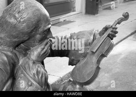 CREMONA, Italien - 24. Mai 2016: Die Details der Bronzestatue von Antonio Stradivari vor seinem Geburtshaus von unbekannten Künstler des 21. Jhdt. Stockfoto