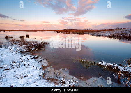 Sunrsie über Fluss im winter Stockfoto