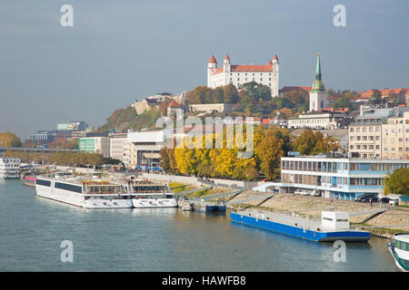 BRATISLAVA, Slowakei, Oktober - 27, 2016: Der Uferpromenade, Kathedrale und Burg. Stockfoto