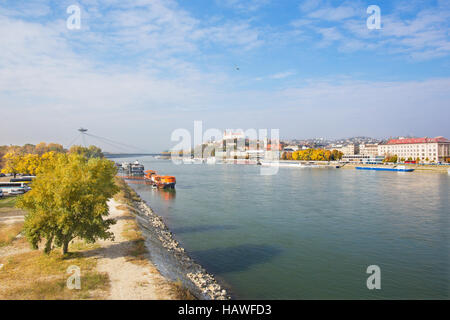 BRATISLAVA, Slowakei, Oktober - 27, 2016: Das Panorama mit SNP-Brücke, Hafen, Kathedrale und Burg. Stockfoto