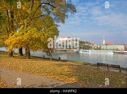 Bratislava - BRATISLAVA, Slowakei, Oktober - 27, 2016: Der Uferpromenade im Herbst Stockfoto