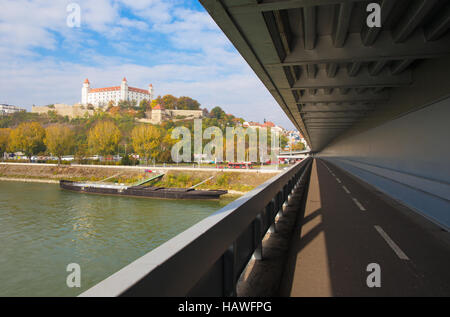 BRATISLAVA, Slowakei, Oktober - 27, 2016: Die Burg von SNP-Brücke. Stockfoto