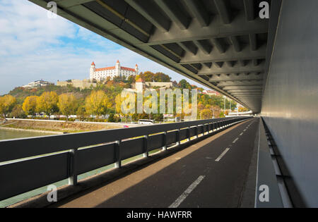 BRATISLAVA, Slowakei, Oktober - 27, 2016: Die Burg von SNP-Brücke. Stockfoto