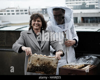 Biene von FM Ilse Aigner präsentiert App Stockfoto